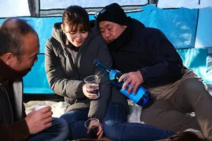 Chồng ngu ngục để vợ yêu đi cắm trại với hàng xóm