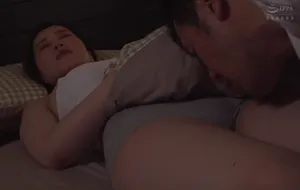 3 ngày chồng đi công chuyện, vợ yêu ở nhà nữa đêm bị bố người chồng mò vào phòng